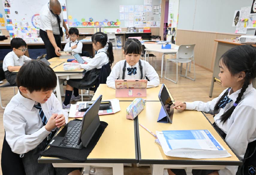 タブレットを使い学習する生徒の写真